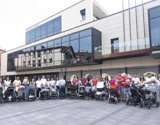 Borrokan ari dira, seme-alabak txikitatik hezi nahi dituztelako herrian