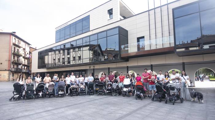 Borrokan ari dira, seme-alabak txikitatik hezi nahi dituztelako herrian