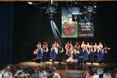 Folklore jaialdian musika eta kolore biziak izan ziren nagusi