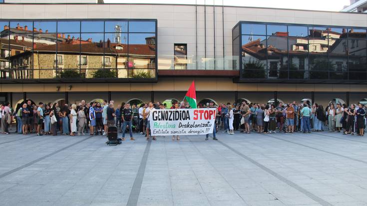 Eltzeek burrunba egin dute Palestinarren alde