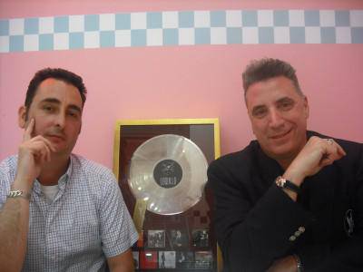 Loquillo abeslariaren diamantezko diskoa Mendi Kafe Rock-en dago ikusgai