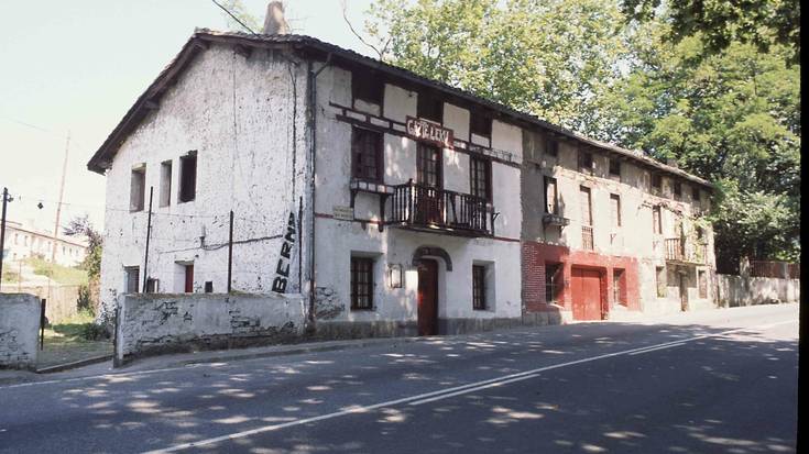 Tailer mekaniko, bizitoki, garaje eta gaztetxe izandako etxe historikoa