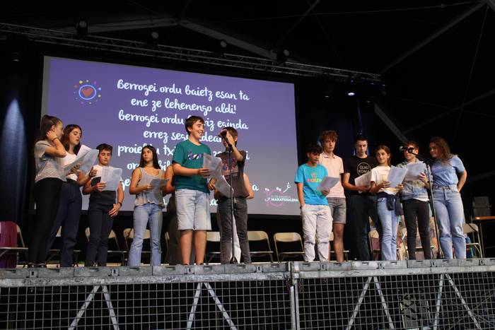 "Ateak zabalik" ditu Earra bertso eskolak