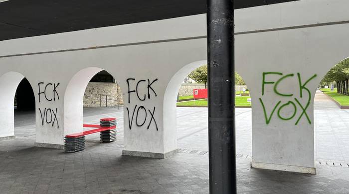 VOXek gaur arratsaldean egitekoa duen ekintzari pintaketekin erantzun diote