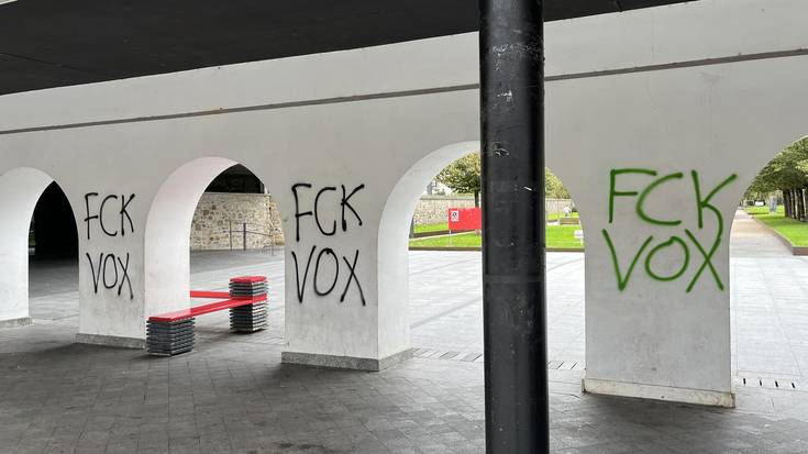 VOXek gaur arratsaldean egitekoa duen ekintzari pintaketekin erantzun diote