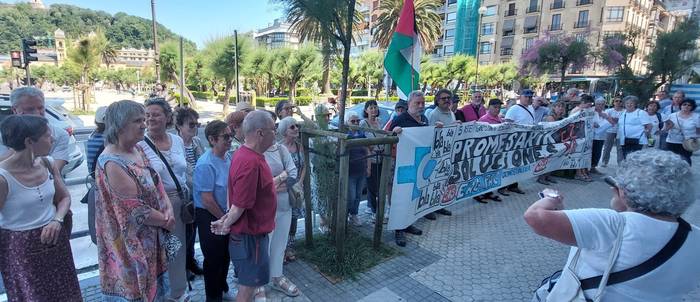 Osasun arreta zerbitzuek medikurik ez izateak herritarren osasuna arriskuan jartzen duela salatu dute