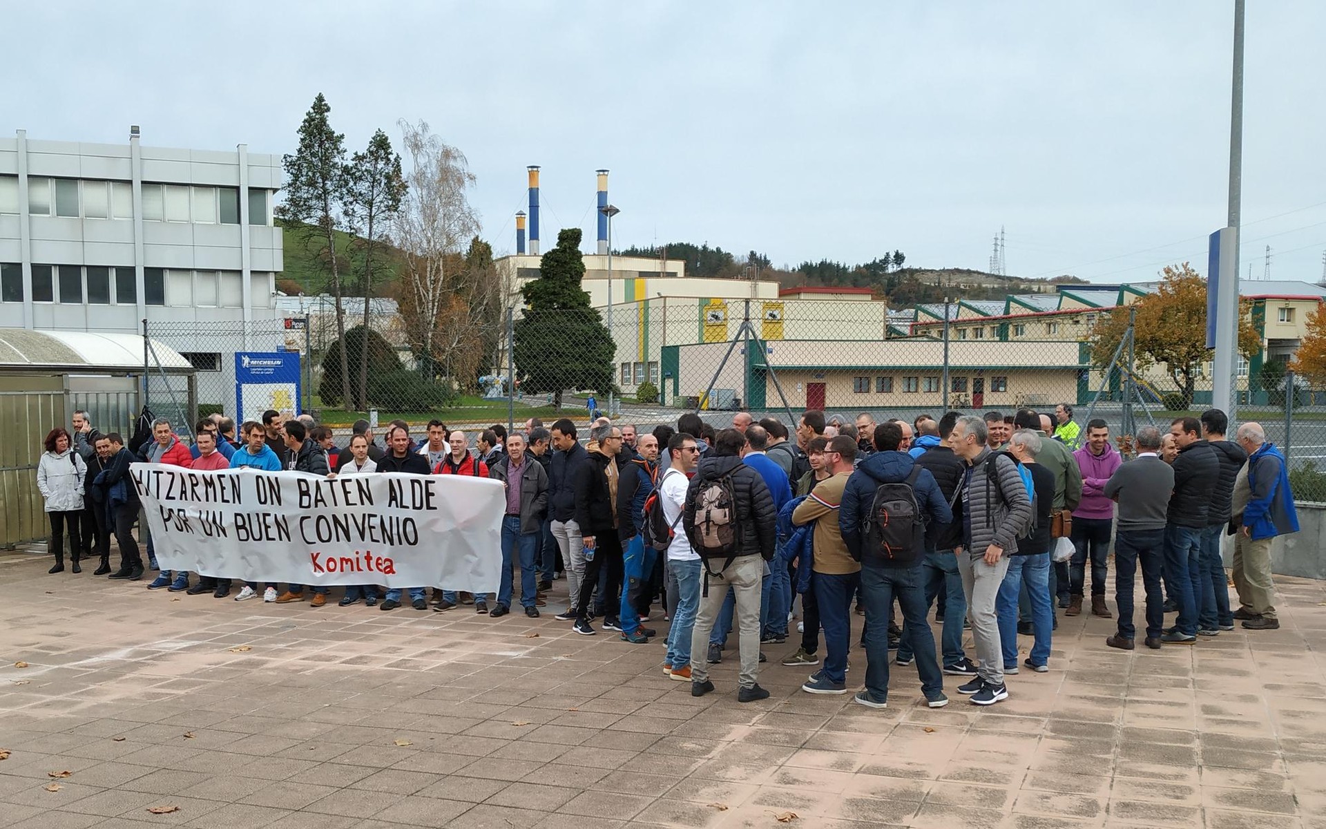 Michelingo langileak, lan hitzarmena sinatzeko borrokan