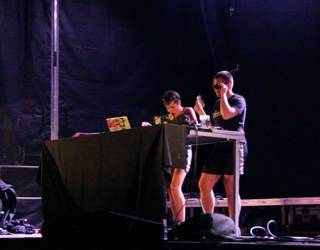 DJ Fifi ta Fefak dantzan jarri dituzte sorginak