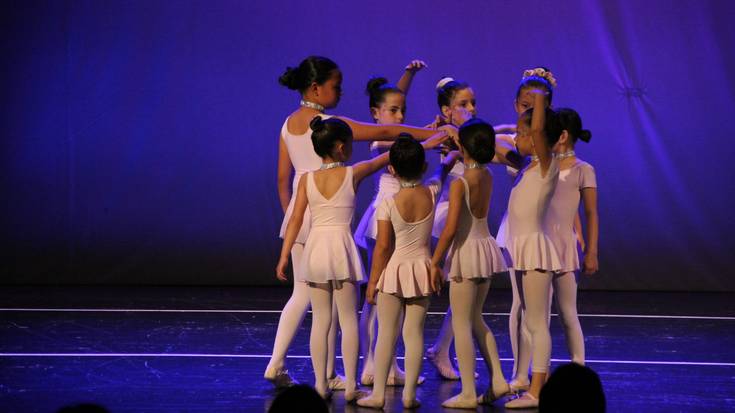 Dantzari gazteek beren mugimenduak erakutsi dituzte