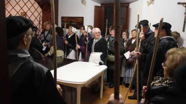 Azken urteetan egin legez, Xumela abesbatzako eta herriko bertso eskolako kideak elkarrekin atera dira Santa Ageda bezpera egunean, makilak eskuetan h