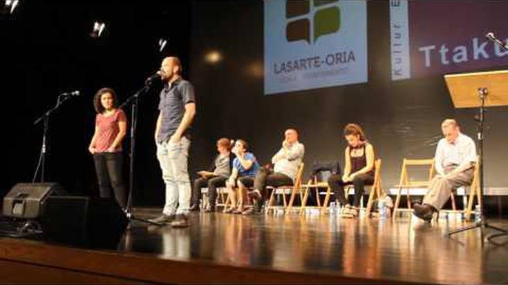 Lasarte-Orian bizi baina Berrobin eta Hernanin, euren jaioterrietan bozkatzen dute Maialenek eta Unaik