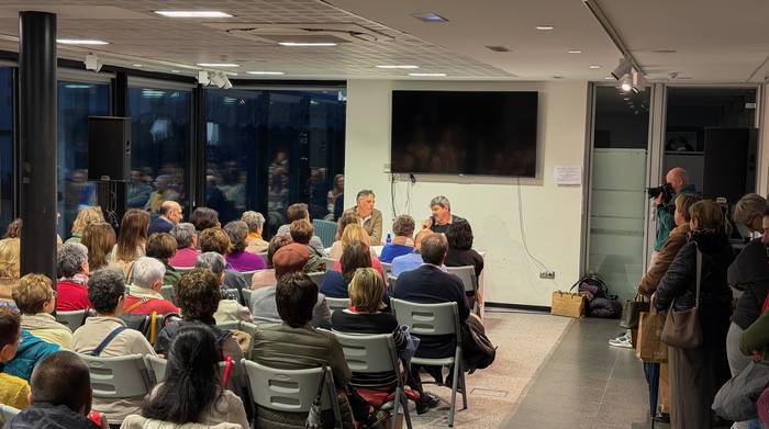 'Está lloviendo y te quiero' liburua aurkeztu du Antonio Mercerok