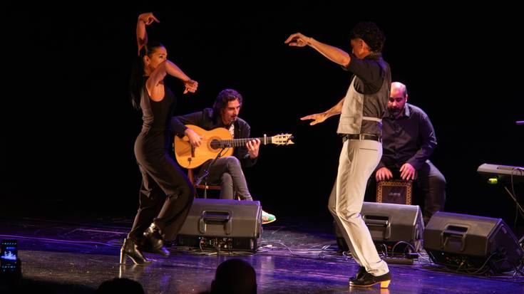 Amaia Gonzalez Caballero dantzari herritarrak sevillana bat dantzatu du