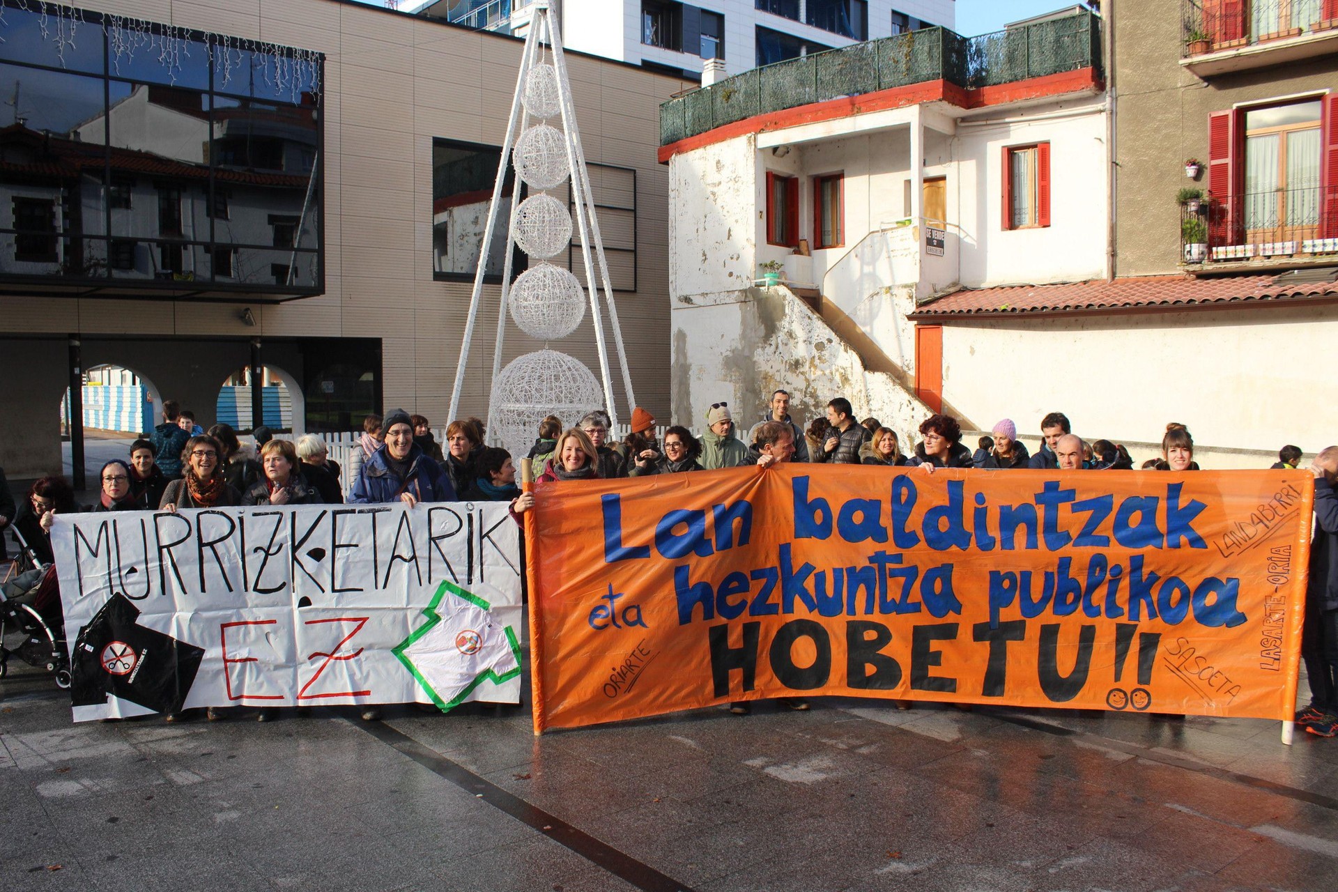 Hezkuntza publikoko grebarekin bat egin dute Lasarte-Oriako ikastetxeek