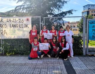Hiru eguneko lanuzteari ekin diote ikastetxeetako jangeletako langileek