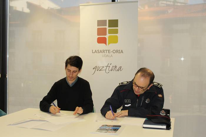 Ertzaintzarekin protokolo hitzarmena sinatu du Udalak