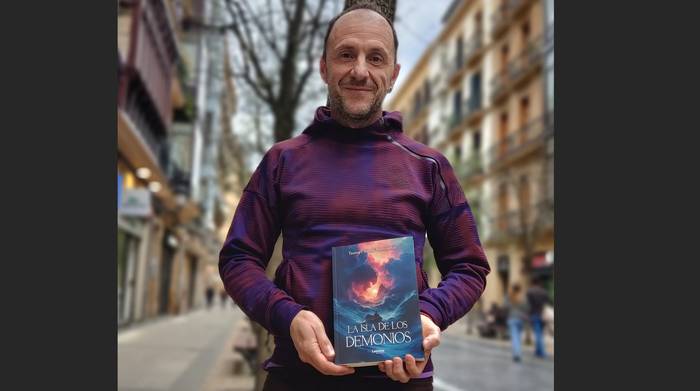 Liburu berri bat argitaratu du Txema Pikabeak: 'La isla de los demonios'