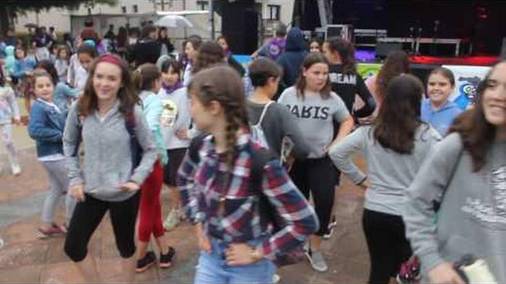 Teresa sorgina jaitsi eta gero, Zabaleta auzora joan diren herritarrek sorgin dantza dantzatu dute, euripean