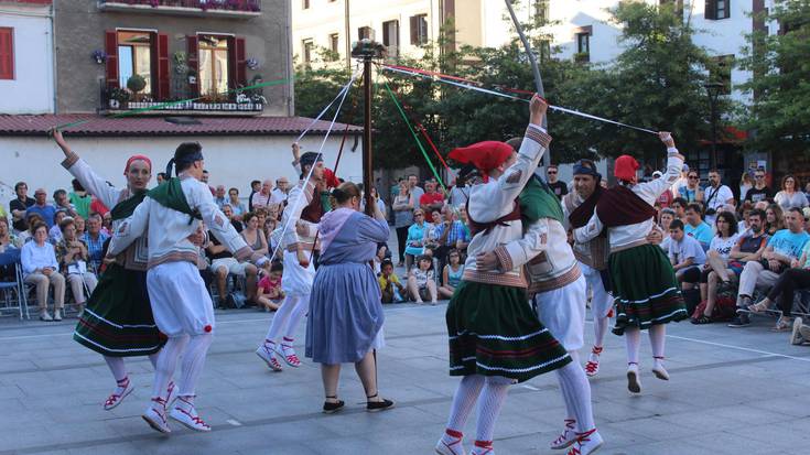 Euskal dantza sorta, herriko festen aurrekari