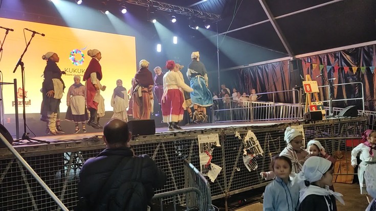 Oholtza gainean edo plazan 'Zazpi jauzi' ere dantzatu dute Kukukakoek