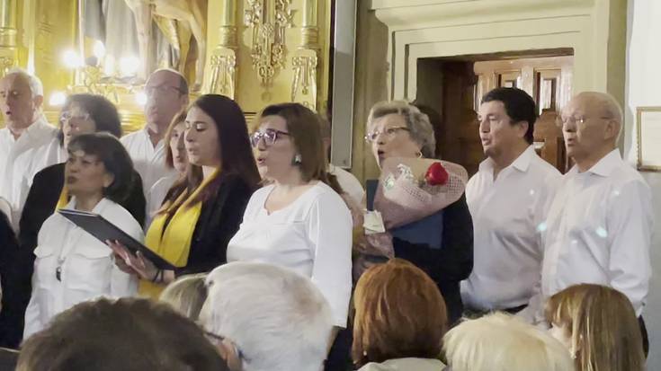 Alboka eta San Salvatore abesbatzak elkarrekin abesten komentuan