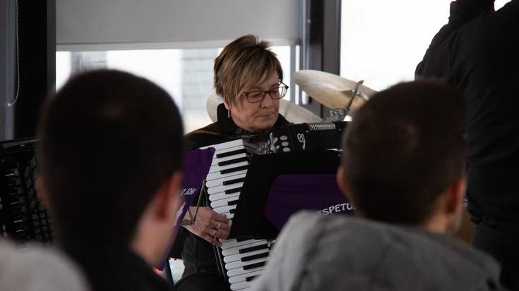 Lucile Grèty musikagilearen pieza bat jo dute