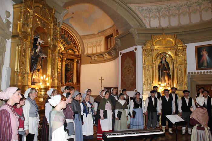 Eguberriari abesten