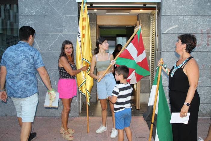 Bandera igotzean lehertuko da festa