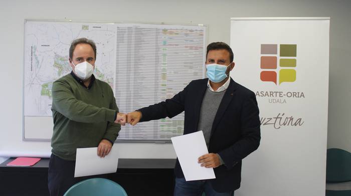 Teresategi eremuan lasarteoriatarrak kontratatzeko hitzarmena sinatu dute Construcciones Iturrioz enpresak eta udalak