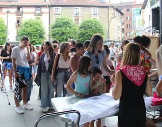 Jai "aske, errespetuzko eta seguruak" aldarrikatzeko zapiak eta banderolak banatuko dituzte