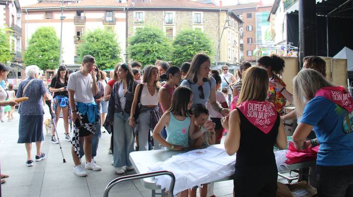 Jai "aske, errespetuzko eta seguruak" aldarrikatzeko zapiak eta banderolak banatuko dituzte