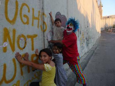 “Musika, zinea, irria eta kolorea eraman dugu zapaldua dagoen Palestinara”