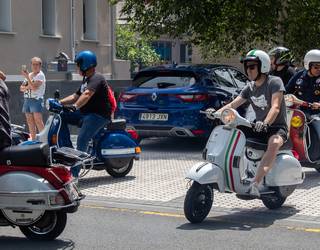 Scooterraren gainean igaro dute asteburua