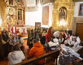 Eskariz betetako eskutitzak eman dizkiete erregeei