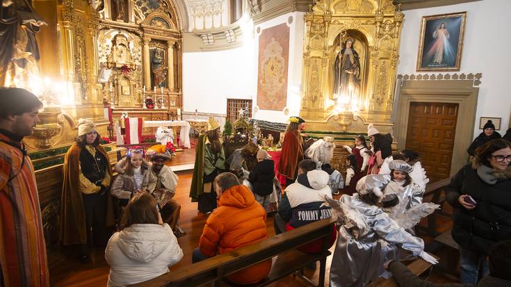 Eskariz betetako eskutitzak eman dizkiete erregeei