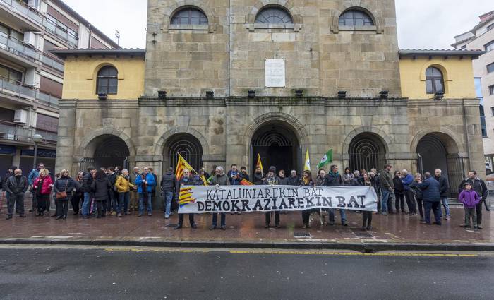 Kataluniarekin eta demokraziarekin bat