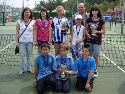 Landaberri ikastolako nesken tenis taldeak txapeldun