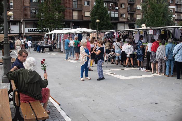 Andatza plazako azokan izan dira zenbait alderdi, hauteskunde orokorretarako kanpaina egiten
