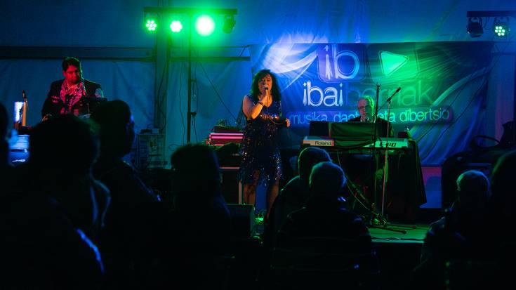 Dantzan eta kantuan amaitu dute asteburua