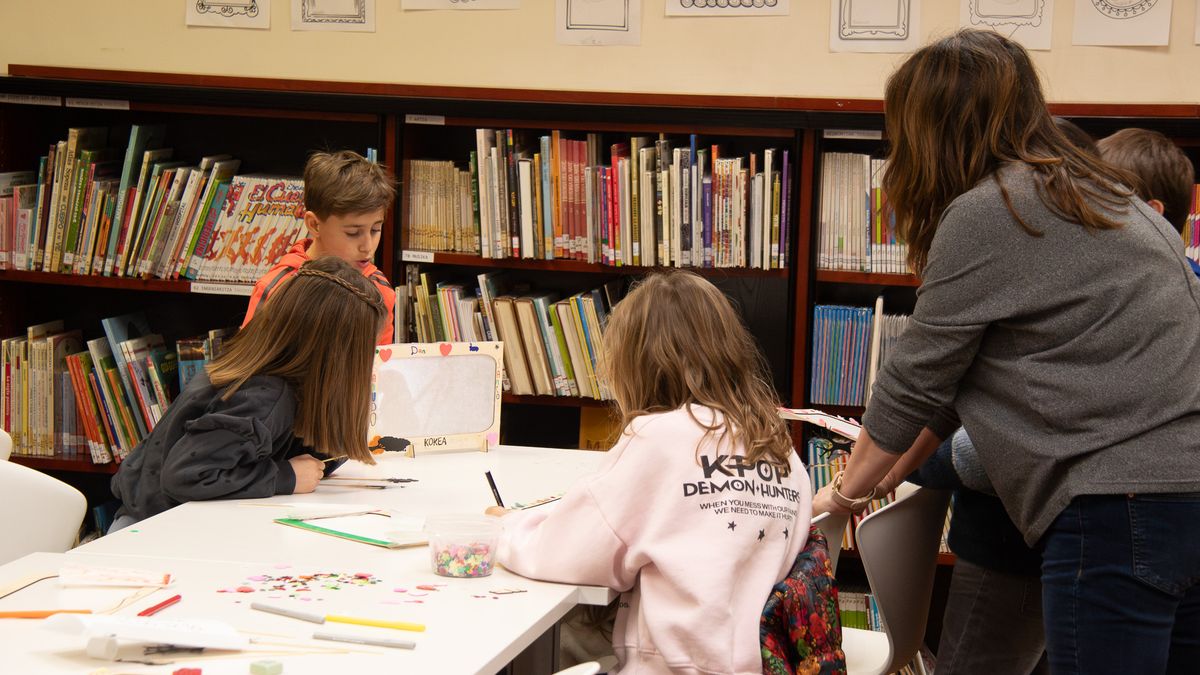 Paperez eta argiz eginiko antzerkiarekin disfrutatu dute