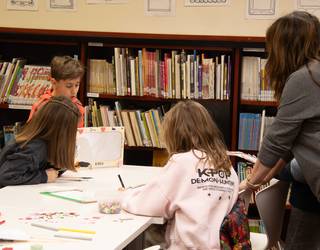 Paperez eta argiz eginiko antzerkiarekin disfrutatu dute