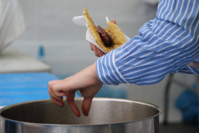 Euskal Jaia: talo postua, sagardo barrikotearekin