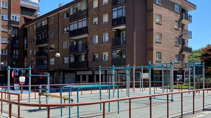 Kalistenia egiteko gune bat instalatu du udalak Urdaburu plazan