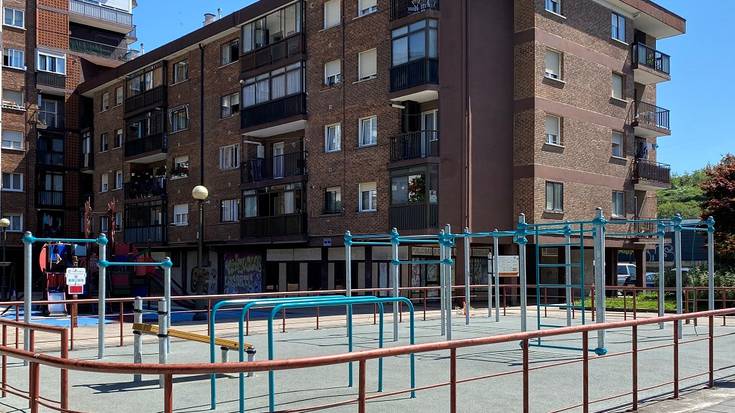 Kalistenia egiteko gune bat instalatu du udalak Urdaburu plazan
