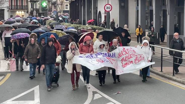 Herriko kaleetan zabaldu dituzte osasun publikoaren aldeko aldarriak