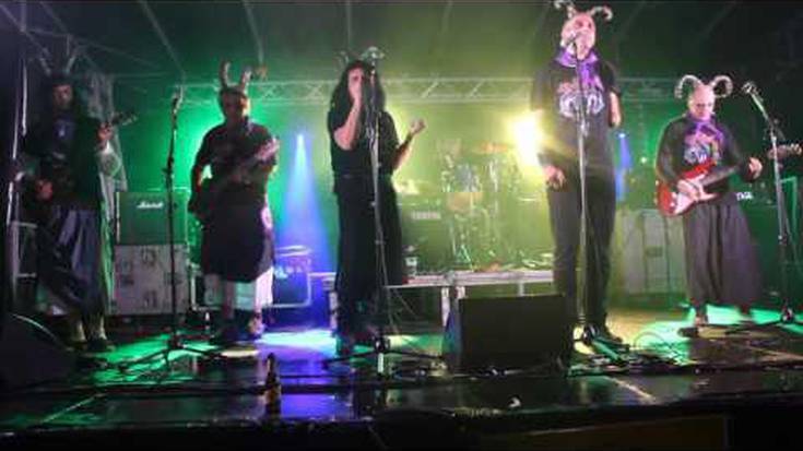 Atzo egin zuen eszenatokietan debuta sei herritarrek osatutako 'The Lobsters' taldeak