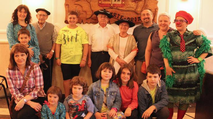 Erketz EDTko dantzari txikiek lehertu dute San Pedro bezperako suziria 
