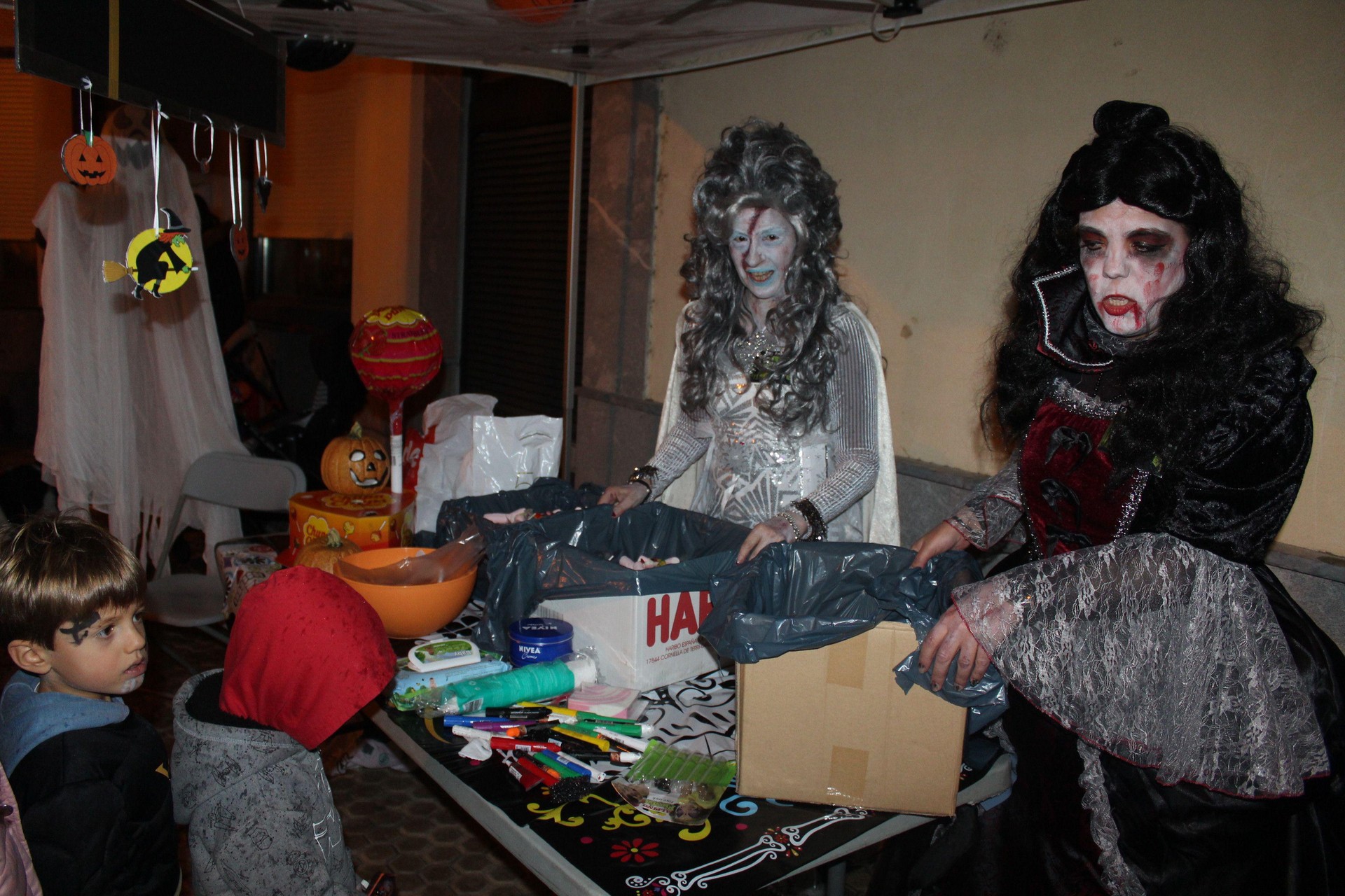 Euri azpian egin dute Halloween 