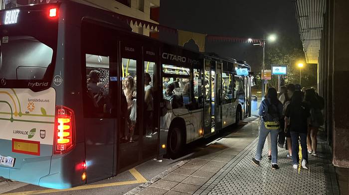 Lurraldebus-en zerbitzuarekin haserre