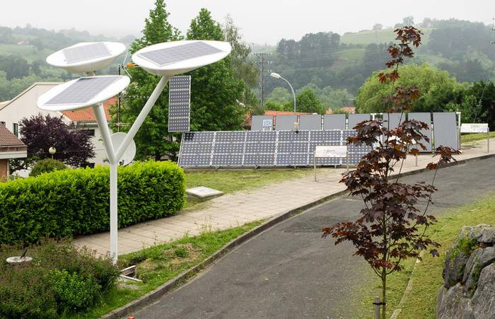uTree zuhaitz fotovoltaikoa garatu dute Lanbide Eskolan